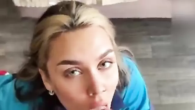 Bir kız, Rus arkadaşından ağızla zevk aldı.