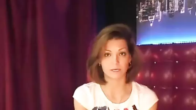 Giysili kadın Rusya'da tek başına kameraya alındı